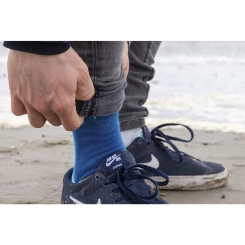 WoW! Socks made from 94% recycled Ocean Bound Plastic from Plastic Bank® and 6% recycled Elastan. One size fits all (41-46). Sustainable and environmentally friendly. By wearing these recycled socks, you are saying yes to a waste-free world. You are part of the social plastic revolution.  • With the purchase of this product you support Plastic Bank®. Plastic Bank® is an international organisation with two main goals. These goals concern us all, reducing poverty and reducing plastic waste in the oceans. Plastic Bank® pays people in developing countries to return plastic waste. This plastic is collected from beaches, rivers, riverbanks, landfills and from the shallow parts of the ocean. This helps prevent plastic waste from polluting the oceans. The collected plastic is sorted, cleaned and processed into granules. New products are then made from these granules and given the Social Plastic® label. Each item is supplied in an individual brown cardboard box.