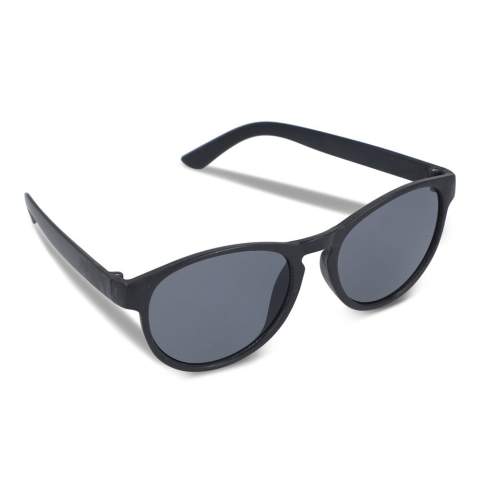 Sonnenbrille Erde mit 60% natürlichen Weizenstrohfasern, die dem Rahmen ein sehr natürliches Aussehen verleihen. Die Gläser haben einen UV400-Filter. Diese Sonnenbrille wird in einer FSC-zertifizierten Papier-Geschenkbox geliefert.