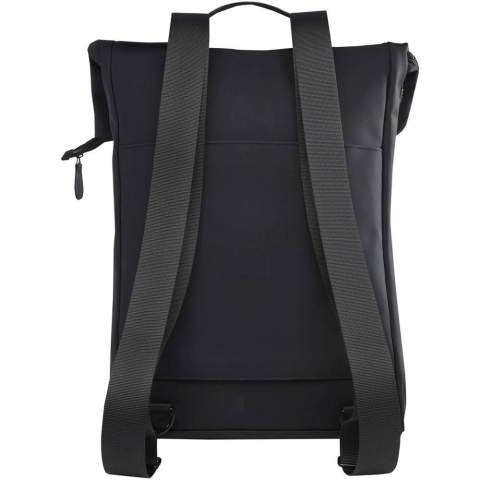 Der Turner Rolltop-Rucksack besteht zu 51 % aus GRS-zertifiziertem, recyceltem Kunststoff und das Innenfutter ist aus 100 % GRS-zertifiziertem RPET. Der Rucksack verfügt über ein gepolstertes 15,6" Laptopfach, ein gepolstertes Tabletfach, einen internen Riemen zur Befestigung einer Wasserflasche und ein Reißverschlussfach für kleinere Gegenstände. Das Hauptfach ist mit einem Rolltop-Verschluss ausgestattet, der mit einer Schnalle sicher verschlossen werden kann. Ein Gepäckgurt auf der Rückseite ermöglicht die einfache Befestigung am Rollgepäck und macht die Tasche zu einem praktischen Reisebegleiter. Fassungsvermögen: 12 Liter.