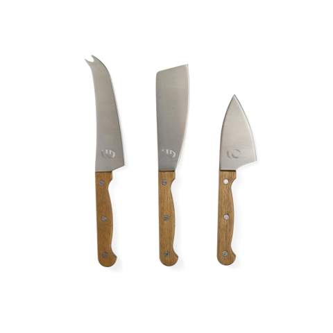 Onthul de rijke wereld van kaas met de Story of cheese set, elegant verpakt in een giftbox die lijkt op een klassiek boek. Deze set bevat een kaasmes met tanden, een cheddarkaasmes en een parmezaanse kaasmes. Allemaal gemaakt van roestvrij staal en acaciahout. De unieke verpakking beschermt niet alleen je gereedschap, maar vertelt ook een boeiend verhaal over kaas, waardoor het een perfect cadeau is voor elke gelegenheid. Deze set is ideaal voor kaasliefhebbers en combineert functionaliteit met een verhalend ontwerp, waardoor elke kaasproefervaring een gedenkwaardige reis wordt. De geschenkdoos is gemaakt van FSC® gecertificeerd papier.