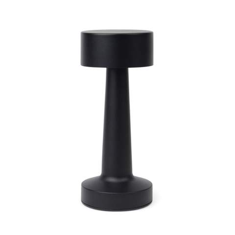 Illuminez votre espace avec la lampe Maris fabriquée en métal durable et en ABS recyclé RCS, cette lampe offre jusqu'à 8 heures d'éclairage. Basculez facilement entre la lumière chaude, la lumière blanche et la lumière blanche chaude avec l'interrupteur tactile, et réglez la luminosité avec un appui long. elle est pratique et facile à recharger. Rechargeable via USB-C, câble inclus. Certifiée par RCS (Recycled Claim Standard), la certification RCS garantit que l'ensemble de la chaîne d'approvisionnement en matériaux recyclés est certifiée. Le contenu recyclé total est basé sur le poids global du produit. Ce produit contient 11 % d'ABS recyclé certifié RCS.