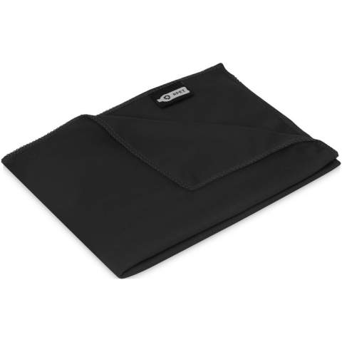 Schnell absorbierendes, schnell trocknendes und waschbares Kühlhandtuch aus recyceltem PET Kunststoff. Wird in einem kleinen Netzbeutel aus recyceltem PET Kunststoff mit Verschluss zum einfachen Transport geliefert. Große Werbeanbringungsfläche auf dem Etui (Größe 15 x 11,5 cm). Werbeanbringung auch auf dem Kühlhandtuch selbst möglich (Größe 80 x 30 cm).
