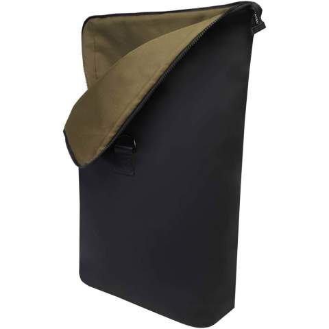 Der Turner Rolltop-Rucksack besteht zu 51 % aus GRS-zertifiziertem, recyceltem Kunststoff und das Innenfutter ist aus 100 % GRS-zertifiziertem RPET. Der Rucksack verfügt über ein gepolstertes 15,6" Laptopfach, ein gepolstertes Tabletfach, einen internen Riemen zur Befestigung einer Wasserflasche und ein Reißverschlussfach für kleinere Gegenstände. Das Hauptfach ist mit einem Rolltop-Verschluss ausgestattet, der mit einer Schnalle sicher verschlossen werden kann. Ein Gepäckgurt auf der Rückseite ermöglicht die einfache Befestigung am Rollgepäck und macht die Tasche zu einem praktischen Reisebegleiter. Fassungsvermögen: 12 Liter.