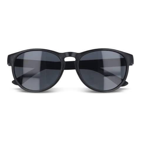 Sonnenbrille Erde mit 60% natürlichen Weizenstrohfasern, die dem Rahmen ein sehr natürliches Aussehen verleihen. Die Gläser haben einen UV400-Filter. Diese Sonnenbrille wird in einer FSC-zertifizierten Papier-Geschenkbox geliefert.