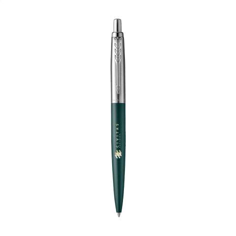 Blau schreibender Kugelschreiber der Marke Parker. Mit Kunststoffhülle. Oberteil, Druckknopf und Pfeilclip bestehen aus Edelstahl. Diese XL-Ausführung bietet alle Merkmale des ikonischen Jotter, ist jedoch größer gestaltet. Länge und Durchmesser sind um 7% erhöht, was ein angenehmes Schreibgefühl für alle bietet, die einen größeren Kugelschreiber bevorzugen. Ausgestattet mit einer Parker-Mine für ein geschmeidiges Schreibgefühl. Ein stilvolles und funktionales Schreibgerät, perfekt für den täglichen Gebrauch. Geliefert in einer Parker-Geschenkbox. Hergestellt in Europa. Verpackt pro Stück.