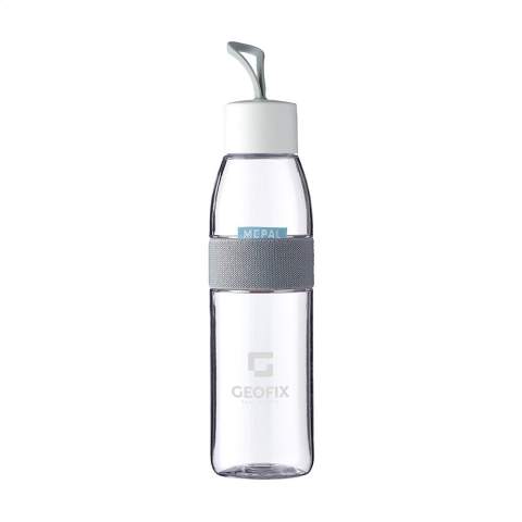 Bouteille d'eau en plastique, design et réutilisable, de la gamme Mepal. Le bouchon à vis est pourvu d'un anneau fonctionnel, ce qui rend la bouteille facile à transporter lorsqu'elle n'est pas utilisée. La bouteille a un grand goulot et offre une prise en main antidérapante. Cette bouteille de haute qualité est approuvée pour les aliments et étanche à 100%. Convient également pour l'eau gazeuse. Veuillez toutefois à ne pas remplir complètement la bouteille de boissons gazeuses. Passe au lave-vaisselle (sans bouchon). Le lavage à la main est recommandé pour préserver l’impression. Ce produit bénéficie d'une garantie fabricant Mepal de 2 ans. Capacité 500 ml. Fabriqué en Hollande.     REMARQUE : jusqu'à 1000 articles disponibles sous 10 jours ouvrés hors marquage, à l'exception des réservations.