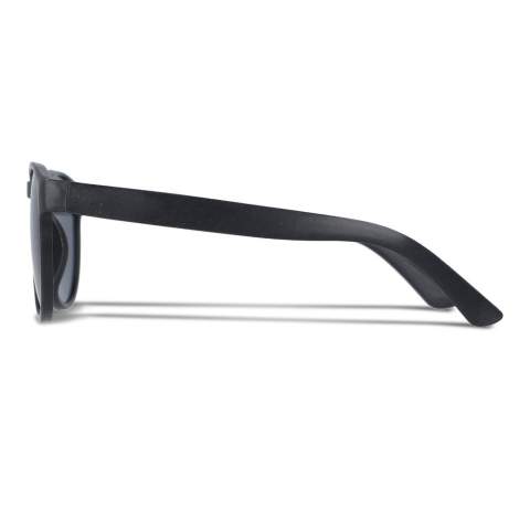 Sonnenbrille Erde mit 60% natürlichen Weizenstrohfasern, die dem Rahmen ein sehr natürliches Aussehen verleihen. Die Gläser haben einen UV400-Filter. Diese Sonnenbrille wird in einer FSC-zertifizierten Papier-Geschenkbox geliefert.