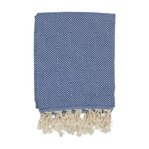 Une serviette de hammam multifonctionnelle d'Oxious. Fabriqué à partir de 92% de coton certifié Oekotex, 210 g/m², (42% recyclé) et 8% de RPET. Harmony est un chiffon merveilleusement doux et élégant avec un motif de blocs cool. Beau comme un châle, une robe sur le canapé, un tissu luxueux (hammam) ou une serviette. Le tissu est fait à la main. Harmony symbolise l'harmonie entre l'homme et la nature. Avec cette belle toile le pur plaisir peut commencer.  Ces beaux tissus doux sont fabriqués par des femmes locales dans un petit village de Turquie. Ils y travaillent dans un contexte social, avec un espace de croissance et de développement. Les tissus sont faits à la main avec amour et souci de l'environnement. Le plaisir à l'état pur peut commencer avec un produit de la collection Oxious. Optionnel: Chaque article peut être fourni dans une boite en papier kraft et/ou avec une bague fourreau.