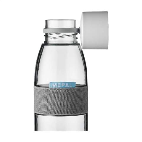 Bouteille d'eau en plastique, design et réutilisable, de la gamme Mepal. Le bouchon à vis est pourvu d'un anneau fonctionnel, ce qui rend la bouteille facile à transporter lorsqu'elle n'est pas utilisée. La bouteille a un grand goulot et offre une prise en main antidérapante. Cette bouteille de haute qualité est approuvée pour les aliments et étanche à 100%. Convient également pour l'eau gazeuse. Veuillez toutefois à ne pas remplir complètement la bouteille de boissons gazeuses. Passe au lave-vaisselle (sans bouchon). Le lavage à la main est recommandé pour préserver l’impression. Ce produit bénéficie d'une garantie fabricant Mepal de 2 ans. Capacité 500 ml. Fabriqué en Hollande.     REMARQUE : jusqu'à 1000 articles disponibles sous 10 jours ouvrés hors marquage, à l'exception des réservations.