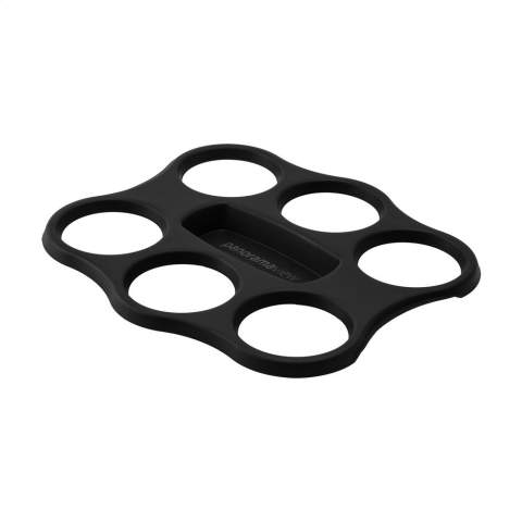 Plateau à gobelets de la marque Circulware. Fabriqué en PP recyclé robuste. Le plateau comporte 6 trous d'un diamètre de 8 cm. Le matériau 100% recyclé utilisé consiste en un mélange de produits sûrs pour l'alimentation et marqués comme produits de défaillance après la production. Le plateau à tasses permet de transporter 6 tasses à café. Pratique pour une utilisation au bureau. Convient à toutes les Circulcups tasses de la marque Circulware (capacité de 200 ml et plus). Passe au lave-vaisselle. Le lavage à la main est recommandé pour préserver l’impression. Conception hollandaise. Fabriqué en Hollande.