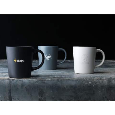 Mug hors du commun au design attrayant. Fabriqué en céramique de haute qualité et pourvu d'une couche supérieure mate. Capacité 250 ml. NOTE : Le mug blanc ne peut pas être doté d'une gravure laser car elle n'est pas suffisamment visible. L'impression ne craint pas le lave-vaisselle et est certifiée EN 12875-2.