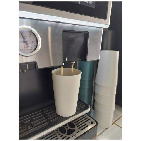 De Mepal Pro koffiemok biedt een slanke en praktische oplossing voor je dagelijkse cafeïnebehoefte. Met een royale inhoud van 300 ml en gemaakt van duurzaam PP-materiaal, houdt hij je koffie warm terwijl hij koel blijft aanvoelen. Het stapelbare ontwerp zorgt voor handige opslag en draagbaarheid, perfect voor drukke ochtenden. Bovendien kun je dankzij de hoge temperatuurbestendigheid tot 110 °C zorgeloos van je koffie genieten.