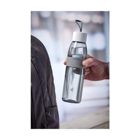 Bouteille d'eau en plastique, design et réutilisable, de la gamme Mepal. Le bouchon à vis est pourvu d'un anneau fonctionnel, ce qui rend la bouteille facile à transporter lorsqu'elle n'est pas utilisée. La bouteille a un grand goulot et offre une prise en main antidérapante. Cette bouteille de haute qualité est approuvée pour les aliments et étanche à 100%. Convient également pour l'eau gazeuse. Veuillez toutefois à ne pas remplir complètement la bouteille de boissons gazeuses. Passe au lave-vaisselle (sans bouchon). Le lavage à la main est recommandé pour préserver l’impression. Ce produit bénéficie d'une garantie fabricant Mepal de 2 ans. Capacité 500 ml. Fabriqué en Hollande.     REMARQUE : jusqu'à 1000 articles disponibles sous 10 jours ouvrés hors marquage, à l'exception des réservations.