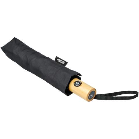 Parapluie pliable à ouverture et fermeture automatique avec auvent en polyester pongée et PET recyclé. Mât métallique robuste, cadre de qualité supérieure avec baleines en fibre de verre pour un maximum de flexibilité dans des conditions venteuses. Livré avec une pochette et peut facilement s'adapter à un sac à main ou à un sac à dos pour un transport pratique. Avec la poignée en bois et l'auvent en polyester en pongé PET recyclé, il offre un choix plus responsable. Disponible dans une grande variété de couleurs contemporaines avec une grande surface marquage sur chacun des panneaux.