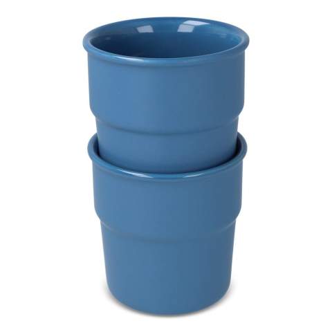 Ce set de mugs Fika est élégant et intemporel grâce à son design minimaliste. Il comprend 2 mugs en céramique de 280 ml chacun. Les mugs ont une belle finition avec un extérieur mat et un intérieur brillant. Outre le café ou le thé, les mugs conviennent également parfaitement pour boire de l'eau ou du lait. Les mugs sont livrés dans une boîte cadeau et peuvent être gravés individuellement, ce qui les rend encore plus attrayants.
