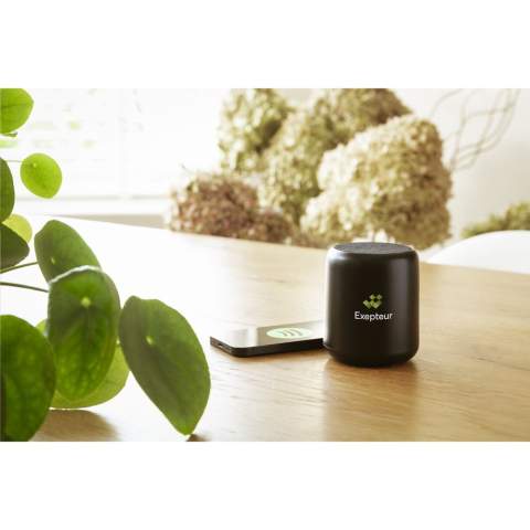 Enceinte Bluetooth sans fil avec boîtier en plastiques ABS et RPET recyclés. Disposant du Bluetooth version 5.1 et d'une puissance de 5W, cette enceinte produit un son clair et puissant. Une fois chargée, la batterie au lithium intégrée de 1200 mAh offre un temps de lecture allant jusqu'à 6 heures (à un volume de 75 %). Portée sans fil jusqu'à 10 mètres. Puissance de 300 mAh/3,7 V. Facile à utiliser et compatible avec les smartphones et tablettes les plus courants. Comprend un câble de charge USB-C en TPE recyclé et un mode d'emploi. Certifié RCS. Matière recyclée totale : 35%. Par pièce dans une boîte.