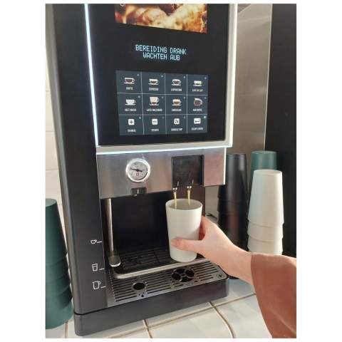 De Mepal Pro koffiemok biedt een slanke en praktische oplossing voor je dagelijkse cafeïnebehoefte. Met een royale inhoud van 300 ml en gemaakt van duurzaam PP-materiaal, houdt hij je koffie warm terwijl hij koel blijft aanvoelen. Het stapelbare ontwerp zorgt voor handige opslag en draagbaarheid, perfect voor drukke ochtenden. Bovendien kun je dankzij de hoge temperatuurbestendigheid tot 110 °C zorgeloos van je koffie genieten.