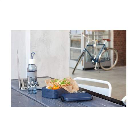 Bouteille d'eau en plastique, design et réutilisable, de la gamme Mepal. Le bouchon à vis est pourvu d'un anneau fonctionnel, ce qui rend la bouteille facile à transporter lorsqu'elle n'est pas utilisée. La bouteille a un grand goulot et offre une prise en main antidérapante. Cette bouteille de haute qualité est approuvée pour les aliments et étanche à 100%. Convient également pour l'eau gazeuse. Veuillez toutefois à ne pas remplir complètement la bouteille de boissons gazeuses. Passe au lave-vaisselle (sans bouchon). Le lavage à la main est recommandé pour préserver l’impression. Ce produit bénéficie d'une garantie fabricant Mepal de 2 ans. Capacité 500 ml. Fabriqué en Hollande.     REMARQUE : jusqu'à 1000 articles disponibles sous 10 jours ouvrés hors marquage, à l'exception des réservations.