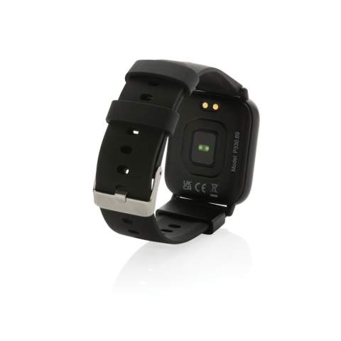 Moderne Lifestyle-Uhr mit 1,3" Point-Touch-Farb-Screen um Ihre Aktivitäten den ganzen Tag zu verfolgen. Hergestellt mit RCS (Recycled Claim Standard)-zertifiziert Armband aus recyceltem TPU und ABS-Rahmen. Gesamter Recyclinganteil: 31% basierend auf dem Gesamtgewicht des Artikels. Die RCS-Zertifizierung gewährleistet eine vollständig zertifizierte Lieferkette der recycelten Materialien. Zu den Funktionen gehören: Schrittzahl, Kalorien, Distanz, Multisport-Tracking, Wecker, Herzfrequenz-Tracking, Blutdrucküberwachung, Schlafmonitor, Kalender, Anrufe tätigen und empfangen, Benachrichtigungen: SMS, Facebook, Skype, WhatsApp, Twitter usw. Kompatibel mit Android 4.4 und IOS 8.0 und höher. IPX 67 wasser- und staubdicht. BT5.0. Standby-Zeit von bis 15 Tagen und Working-Time bis zu 5 Tagen. Inklusive Clip-Ladegerät zum Aufladen der Uhr. Verpackt in FSC®-Mix-Kraftverpackung. Artikel und Zubehör 100% PVC-frei.<br /><br />HasBluetooth: True<br />PVC free: true