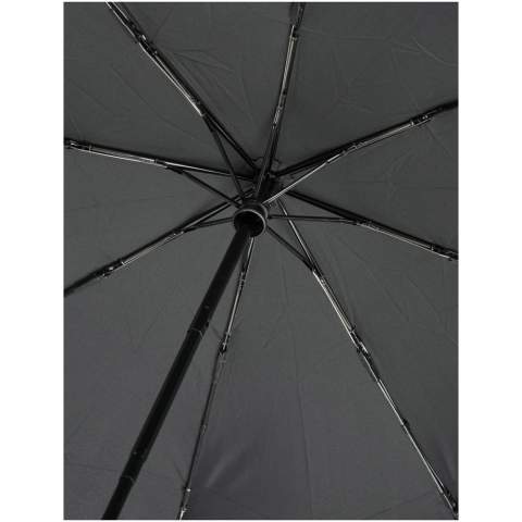 Parapluie pliable à ouverture et fermeture automatique avec auvent en polyester pongée et PET recyclé. Mât métallique robuste, cadre de qualité supérieure avec baleines en fibre de verre pour un maximum de flexibilité dans des conditions venteuses. Livré avec une pochette et peut facilement s'adapter à un sac à main ou à un sac à dos pour un transport pratique. Avec la poignée en bois et l'auvent en polyester en pongé PET recyclé, il offre un choix plus responsable. Disponible dans une grande variété de couleurs contemporaines avec une grande surface marquage sur chacun des panneaux.