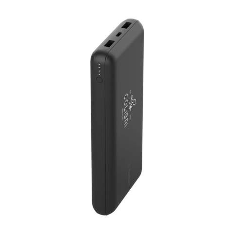 Powerbank 20.000mAh van het merk Belkin. Met een behuizing van gerecycled kunststof. Laad razendsnel een smartphone en andere apparaten op met een vermogen tot 15W via twee USB-A-poorten en één USB-C-poort. Deze powerbank biedt tot 78 uur extra batterijduur. Genoeg voor het kijken van films, het voeren van FaceTime-gesprekken en het gebruik van navigatie-apps. Met LED-indicatielampje. De powerbank voldoet aan de luchtvaartveiligheidsnormen, dus je mag hem in je handbagage meenemen. Inclusief USB-A/USB-C-kabel en gebruiksaanwijzing. 100% plasticvrije verpakking. Gemaakt van plastic dat na gebruik is gerecycled. Per stuk in doosje.
