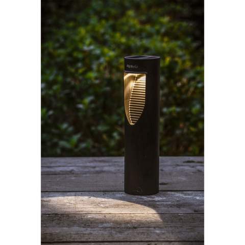Lampe LED solaire en plastique de la marque Grundig. La lampe sans fil est équipée d'un panneau solaire. Dès qu'il fait noir, la lampe s'allume automatiquement et illumine le jardin d'une lumière blanche et chaude. L'éclairage de jardin d'ambiance idéal à l'énergie solaire. Équipé d'un piquet de terre et facile à déplacer. Bouton marche/arrêt sous le capot supérieur. Puissance lumineuse de 6 à 8 heures après avoir été complètement chargée. Comprend une pile AA Ni-MH 1,2 V. 600 mAh. Par pièce dans une boîte.