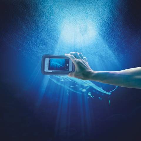 Waterdichte IPX8-hoes waarmee u uw telefoon 100% veilig bij u kunt houden tijdens watersporten, uw strand- en zwembadbezoeken of in de regen. Als de hoes in het water valt, blijft deze drijven en zorgt het koord ervoor dat u uw kostbare mobiel niet kwijtraakt. De hoes heeft speciale transparante delen zodat u gewoon foto's kunt maken en op het scherm van uw telefoon kunt blijven navigeren terwijl deze zich in de hoes bevindt. Geschikt voor telefoon tot 6.5"