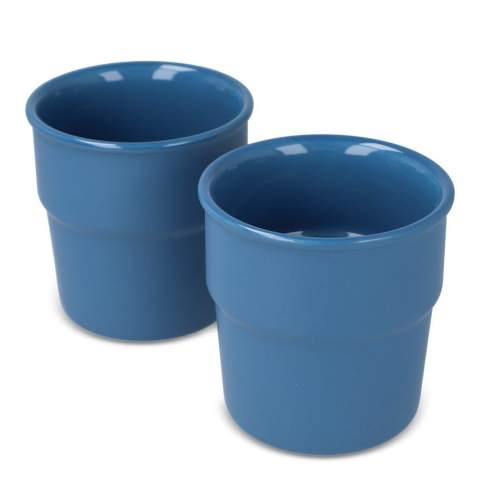 Ce set de mugs Fika est élégant et intemporel grâce à son design minimaliste. Il comprend 2 mugs en céramique de 280 ml chacun. Les mugs ont une belle finition avec un extérieur mat et un intérieur brillant. Outre le café ou le thé, les mugs conviennent également parfaitement pour boire de l'eau ou du lait. Les mugs sont livrés dans une boîte cadeau et peuvent être gravés individuellement, ce qui les rend encore plus attrayants.
