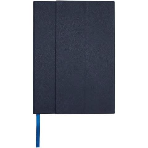 Het Alejandra A5 notitieboek met harde kaft is gemaakt van gerecycled PU-plastic en RPET, met 80 gelinieerde vellen crèmekleurig papier van 70 g/m² en heeft ook een lintmarkering en een accordeonvak.