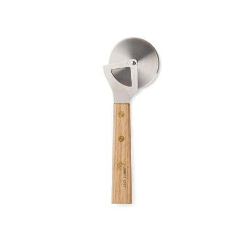 Dieser elegante Pizzaschneider im skandinavischen Design, aus FSC®-zertifiziertem Eschenholz und hochwertigem Edelstahl gefertigt, sorgt für präzises und müheloses Schneiden von Pizza oder anderen Gerichten, die saubere Scheiben erfordern. Sein stabiler Griff sorgt für einen angenehmen Halt und macht ihn zu einer praktischen Ergänzung in Ihrer Küche. Nur Handwäsche