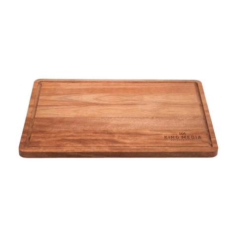 La planche à découper Wooosh est fabriquée en bois d'acacia certifié FSC 100% et est idéale pour couper la viande, les légumes et les fruits. La rainure pratique et polyvalente recueille les jus de viande et de fruits, gardant ainsi votre plan de travail propre et net. La forme rectangulaire aux coins arrondis lui confère un aspect moderne. Traitée à l'huile végétale de soja pour une longue durée de vie et une utilisation quotidienne hygiénique. Avec son look intemporel et traditionnel, cette planche à découper est un ajout élégant à toute cuisine. Emballage par pièce.