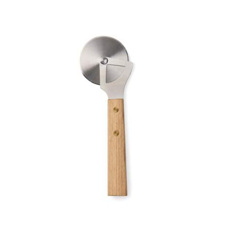 Dieser elegante Pizzaschneider im skandinavischen Design, aus FSC®-zertifiziertem Eschenholz und hochwertigem Edelstahl gefertigt, sorgt für präzises und müheloses Schneiden von Pizza oder anderen Gerichten, die saubere Scheiben erfordern. Sein stabiler Griff sorgt für einen angenehmen Halt und macht ihn zu einer praktischen Ergänzung in Ihrer Küche. Nur Handwäsche
