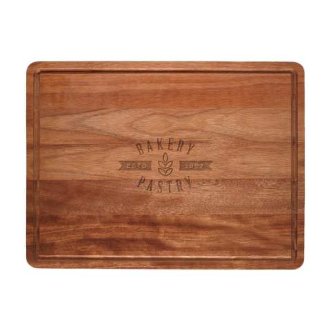 La planche à découper Wooosh est fabriquée en bois d'acacia certifié FSC 100% et est idéale pour couper la viande, les légumes et les fruits. La rainure pratique et polyvalente recueille les jus de viande et de fruits, gardant ainsi votre plan de travail propre et net. La forme rectangulaire aux coins arrondis lui confère un aspect moderne. Traitée à l'huile végétale de soja pour une longue durée de vie et une utilisation quotidienne hygiénique. Avec son look intemporel et traditionnel, cette planche à découper est un ajout élégant à toute cuisine. Emballage par pièce.
