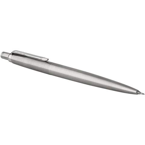 L'emblème Parker, le Jotter est le choix préféré des écrivains actifs qui ont besoin d'un stylo partout où ils se trouvent. Présentation dans coffret cadeau Parker. Livré avec recharge crayon (mine 0,5mm). Effaceur intégré sous le couvercle poussoir. Design Exclusif.