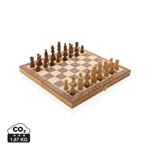 Jouez à ce grand classique de tous les temps, un jeu d'adresse et de stratégie qui a charmé des millions de personnes dans le monde entier depuis des siècles. Le jeu d'échecs en bois est fabriqué en pin et comprend 32 pièces d'échecs qui peuvent être rangées dans la boîte. L'échiquier pliable est idéal pour un rangement et un transport faciles. Fabriqué avec du bois certifié FSC®. Livré dans un emballage cadeau kraft certifié FSC®.