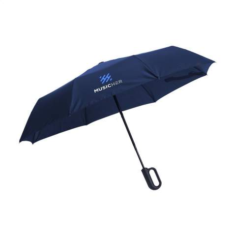 WoW! Parapluie à ouverture et fermeture automatique avec une toile en polyester pongé RPET 190T et une confortable poignée en plastique en forme de mousqueton. Cette poignée permet d'accrocher facilement le parapluie à un sac à dos, par exemple. Diamètre de la toile de 97 cm, mannche en métal, cadre en fibre de verre, fermeture velcro et housse. Fonctionnement manuel. Dim. plié : Ø 7 x 6 x 33 cm. Certifié RCS. Matière recyclée totale : 15%.