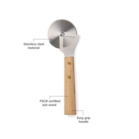 Dieser elegante Pizzaschneider im skandinavischen Design, aus FSC®-zertifiziertem Eschenholz und hochwertigem Edelstahl gefertigt, sorgt für präzises und müheloses Schneiden von Pizza oder anderen Gerichten, die saubere Scheiben erfordern. Sein stabiler Griff sorgt für einen angenehmen Halt und macht ihn zu einer praktischen Ergänzung in Ihrer Küche. Nur Handwäsche