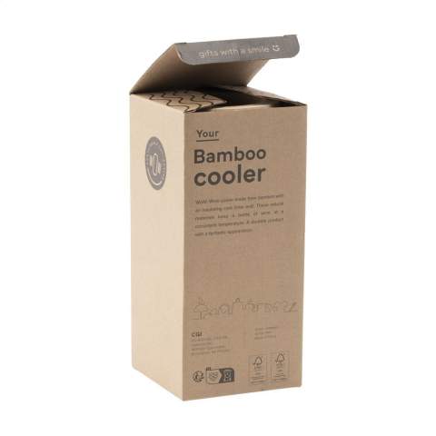WoW! Weinkühler aus FSC 100% zertifiziertem Bambus mit einer isolierenden Innenwand aus Kork. Diese natürlichen Materialien halten jede Weinflasche auf der richtigen Temperatur. Ein Produkt mit einer fantastischen Ausstrahlung. Bambus ist ein natürliches Material. Deshalb kann die Farbe je nach Produkt variieren. Wird einzeln in einem Kraftkarton geliefert.