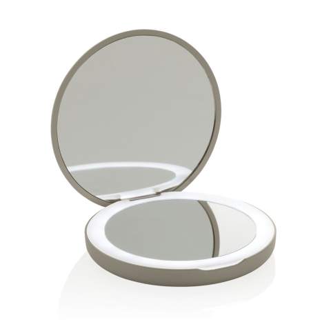 Lumora est un miroir de poche élégant doté d'un éclairage LED intégré. Son mode d'éclairage réglable vous permet d'ajuster la luminosité selon vos préférences, garantissant un éclairage parfait pour l'application ou les retouches de maquillage. Équipé d'un miroir grossissant, Lumora permet une précision détaillée, ce qui en fait le compagnon idéal pour toute routine beauté nomade. Le miroir est équipé d'une batterie rechargeable de 300 mAh, facilement rechargeable via USB-C pour plus de commodité et de fiabilité. Compact mais puissant, il allie portabilité et fonctionnalités haut de gamme. Fabriqué à partir de matériaux recyclés certifiés RCS, notamment du plastique recyclé. La norme RCS (Recycled Claim Standard) permet de vérifier la teneur en matériaux recyclés d'un produit tout au long de la chaîne d'approvisionnement. Contenu recyclé total : 46 % par rapport au poids total de l'article. L'article et ses accessoires sont sans PVC et emballés dans un emballage FSC®.<br /><br />Lightsource: LED<br />PVC free: true