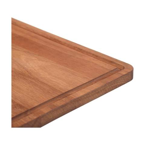 La planche à découper Wooosh est fabriquée en bois d'acacia certifié FSC 100% et est idéale pour couper la viande, les légumes et les fruits. La rainure pratique et polyvalente recueille les jus de viande et de fruits, gardant ainsi votre plan de travail propre et net. La forme rectangulaire aux coins arrondis lui confère un aspect moderne. Traitée à l'huile végétale de soja pour une longue durée de vie et une utilisation quotidienne hygiénique. Avec son look intemporel et traditionnel, cette planche à découper est un ajout élégant à toute cuisine. Emballage par pièce.