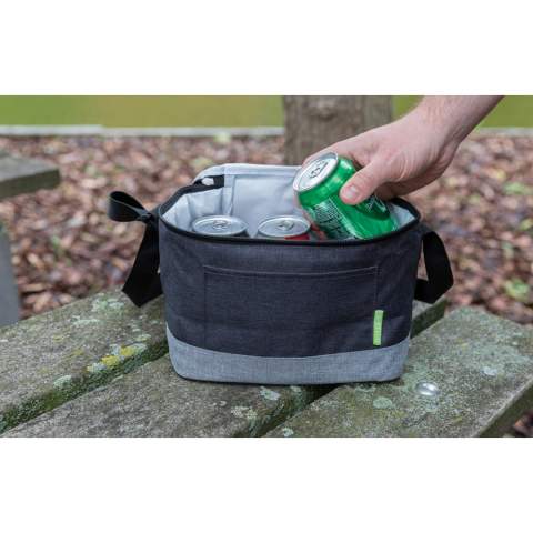 With a 6-can capacity, there is plenty of room to store your food and drinks. Additional features include a front pocket and shoulder strap. Made of sustainable RPET. Registered design® Exterior: 100% 600D melange RPET / Lining: 100% PEVA