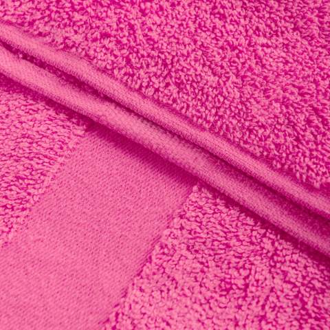 Your guests will be sweetly pampered with these colourful guest towels. Add some colour to your bathroom or toilet with these soft accessories. After washing your face or hands, indulge yourself with these luxurious fibers. Has 2 borders (4 cm each).