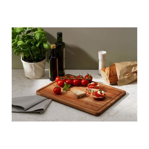 La planche à découper Wooosh est fabriquée en bois d'acacia certifié FSC 100% et est idéale pour couper la viande, les légumes et les fruits. La rainure pratique et polyvalente recueille les jus de viande et de fruits, gardant ainsi votre plan de travail propre et net. La forme rectangulaire aux coins arrondis lui confère un aspect moderne. Traitée à l'huile végétale de soja pour une longue durée de vie et une utilisation quotidienne hygiénique. Avec son look intemporel et traditionnel, cette planche à découper est un ajout élégant à toute cuisine. Emballage par pièce.