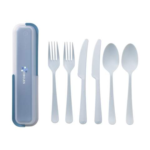 6-piece, reusable plastic cutlery set from the Circulware brand. The set consists of 2 spoons, 2 forks and 2 serrated knives. Extremely suitable for hiking, camping or on the go. Lightweight, practical and handy. Dishwasher-safe. Hand washing is recommended to preserve the print. Microwave safe. 100% recyclable. This set contributes to a circular economy. Supplied per set in a sturdy, matching storage case. Dutch design. Made in Holland.