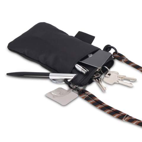 Diese kompakte Crossbody Tasche ist ideal fürs Telefon, Schlüssel und Brieftasche. Eine Schlaufe hält sicher einen Stift, während das Paracord-Band einen einzigartigen Touch verleiht. Das Design kann mit der mitgelieferten Lasche in ein Handykette umgewandelt werden, um die Hände frei zu haben.