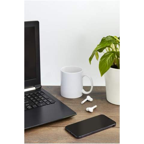 En termes de design, le mug Pic est un classique parmi les mugs. Ce mug en céramique blanche de 330 ml est le choix idéal pour afficher un logo ou un message. Le mug Pic (y compris l'impression) passe au lave-vaisselle conformément à la norme EN12875-1 pour au moins 125 lavages.