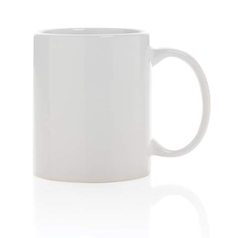 Mug 350ml en céramique blanche, idéal pour afficher votre message en sublimation. Le mug passe au lave-vaisselle et a été testé conformément à la norme EN12875-1 (au moins 125 cycles de lavage). Emballé dans une boîte cadeau.