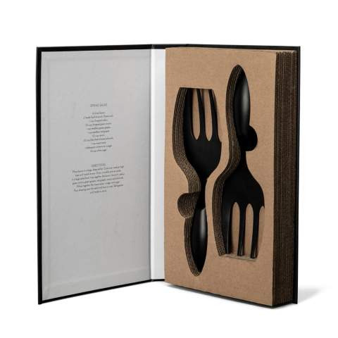 Stilvolles Salatbesteck aus rostfreiem Stahl. Das Set wird in einer schönen dekorativen Geschenkbox in Form eines Buches mit dem Titel "Kitchen Stories" geliefert. Stilvoll in jeder Küche und auf jedem Regal.