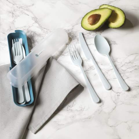 6-piece, reusable plastic cutlery set from the Circulware brand. The set consists of 2 spoons, 2 forks and 2 serrated knives. Extremely suitable for hiking, camping or on the go. Lightweight, practical and handy. Dishwasher-safe. Hand washing is recommended to preserve the print. Microwave safe. 100% recyclable. This set contributes to a circular economy. Supplied per set in a sturdy, matching storage case. Dutch design. Made in Holland.