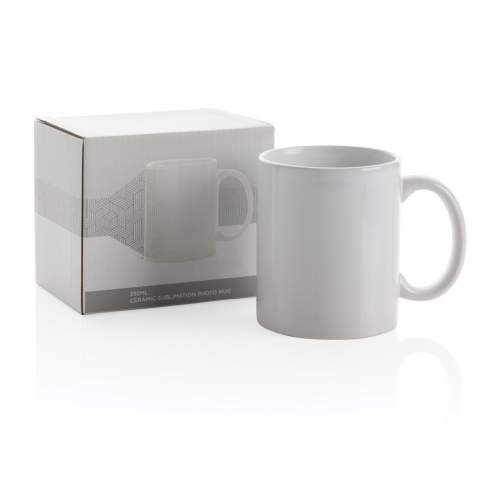 Mug 350ml en céramique blanche, idéal pour afficher votre message en sublimation. Le mug passe au lave-vaisselle et a été testé conformément à la norme EN12875-1 (au moins 125 cycles de lavage). Emballé dans une boîte cadeau.